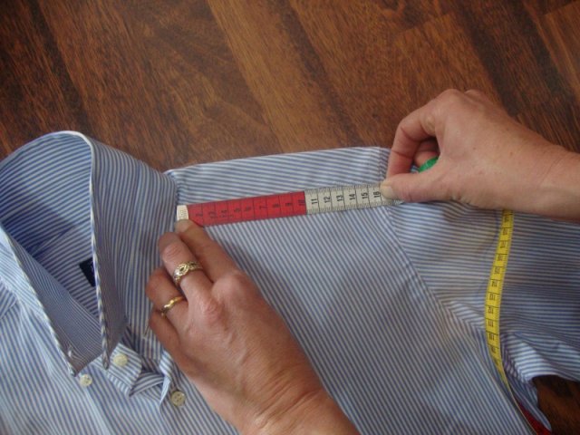 Misurazione della mezza spalla di una camicia