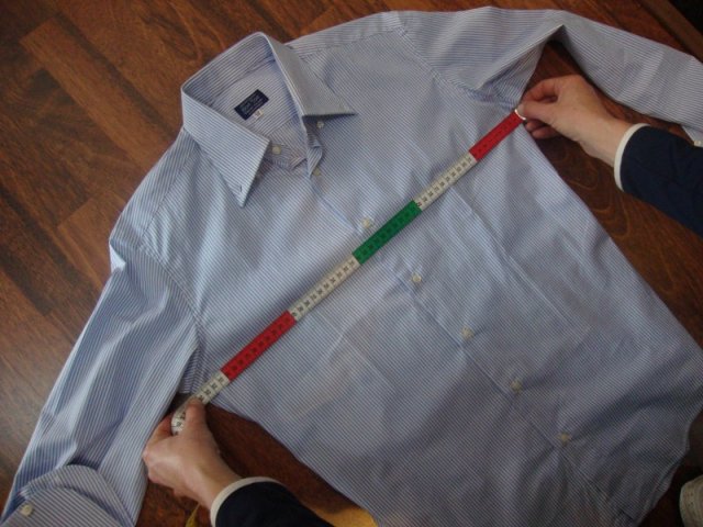 Misurazione del torace di una camicia stesa