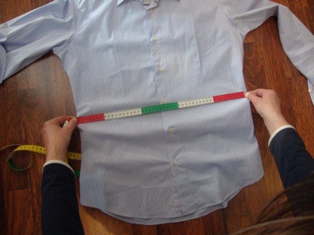 Misurazione della vita di una camicia stesa