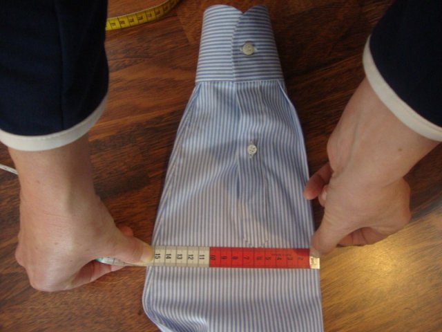 Misurazione dell'avambraccio sulla manica della camicia