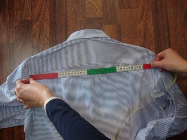 Misurazione della larghezza delle spalle sul retro della camicia
