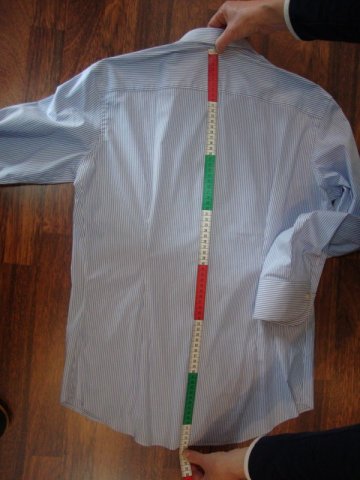 Misurazione della lunghezza posteriore della camicia
